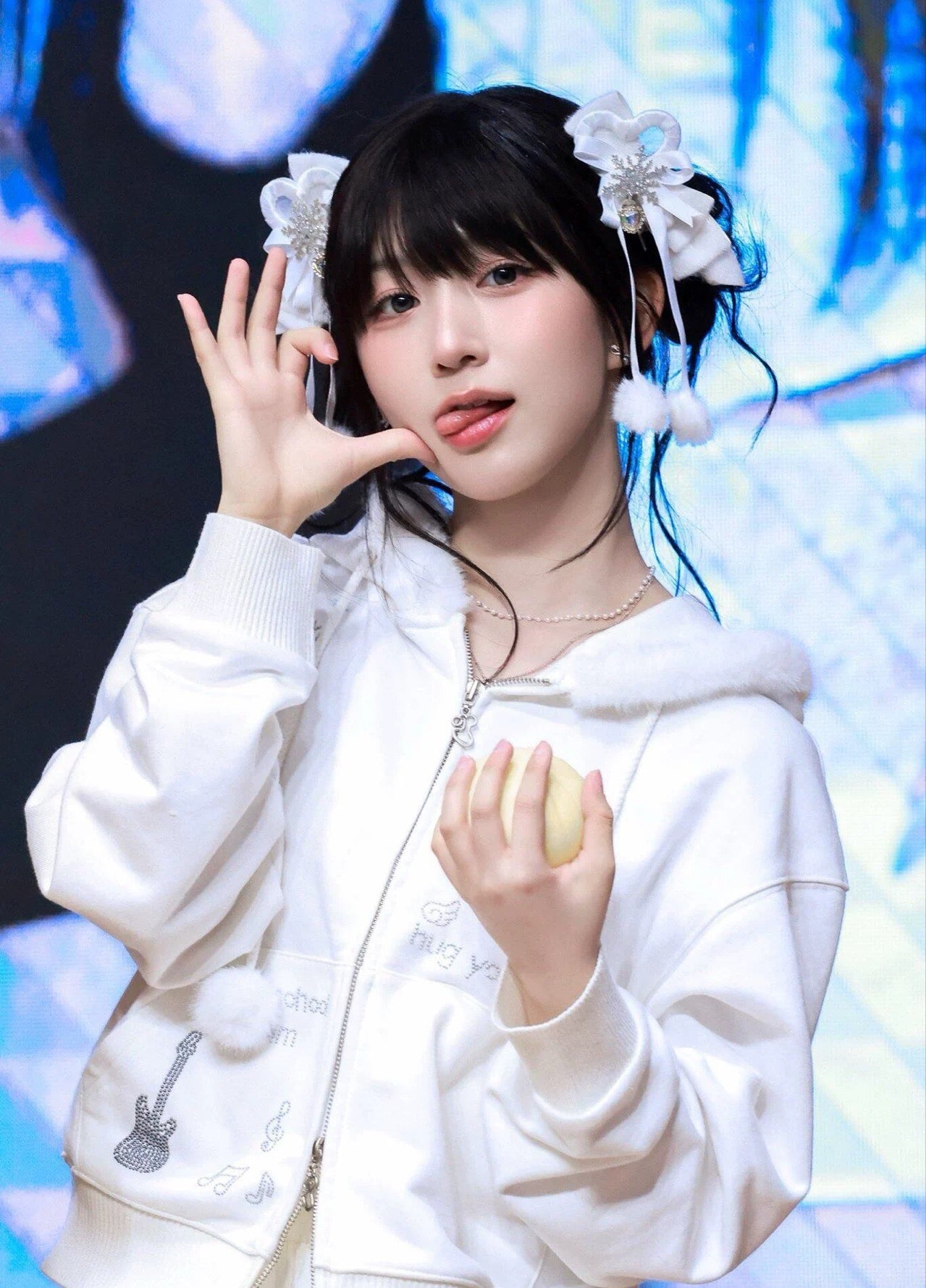 HUGYOURSKIN HOTFIX FUR HOODIE ZIP UP WHITE [HAEWON,YENA WEARS]
