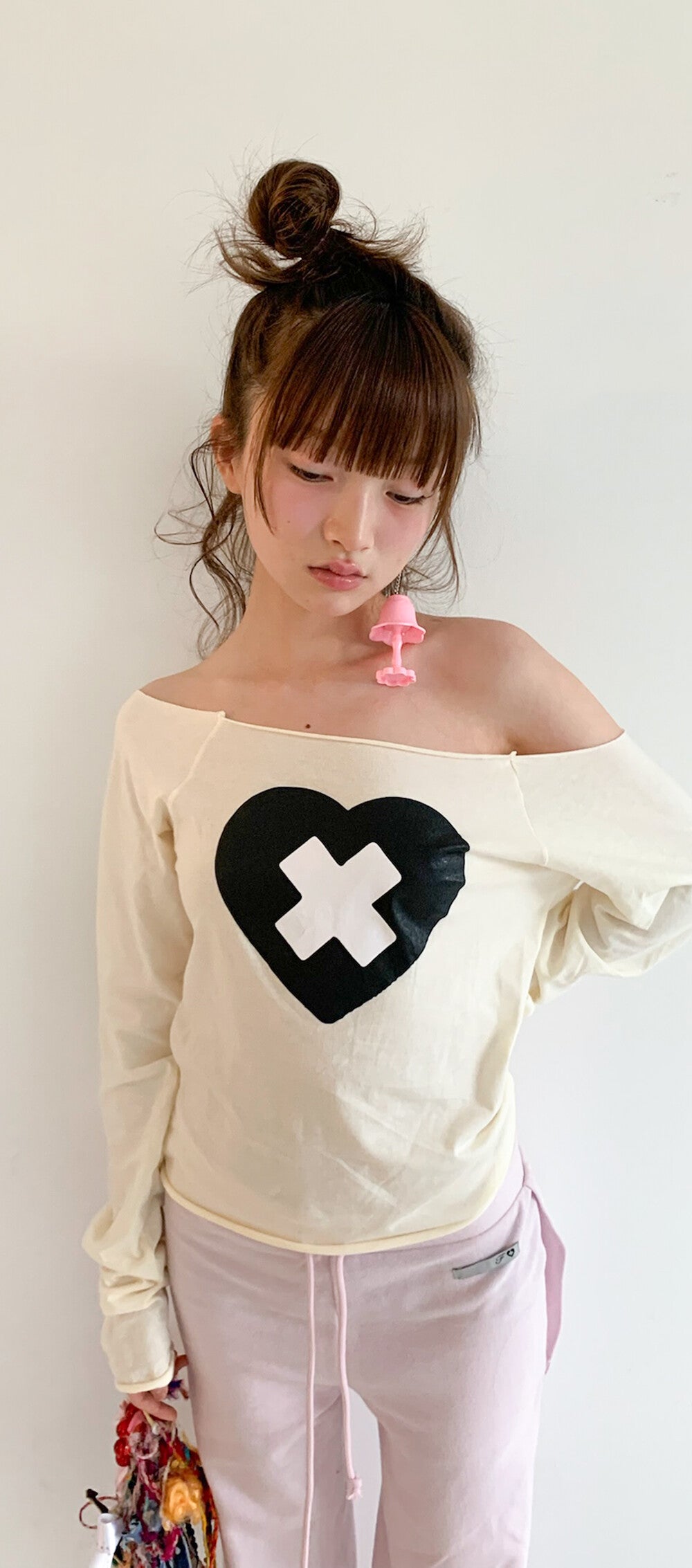 FAERIE CROSS HEART CUT OFF T SHIRT CREAM/PINK/BROWN [ILLIT WEARS]