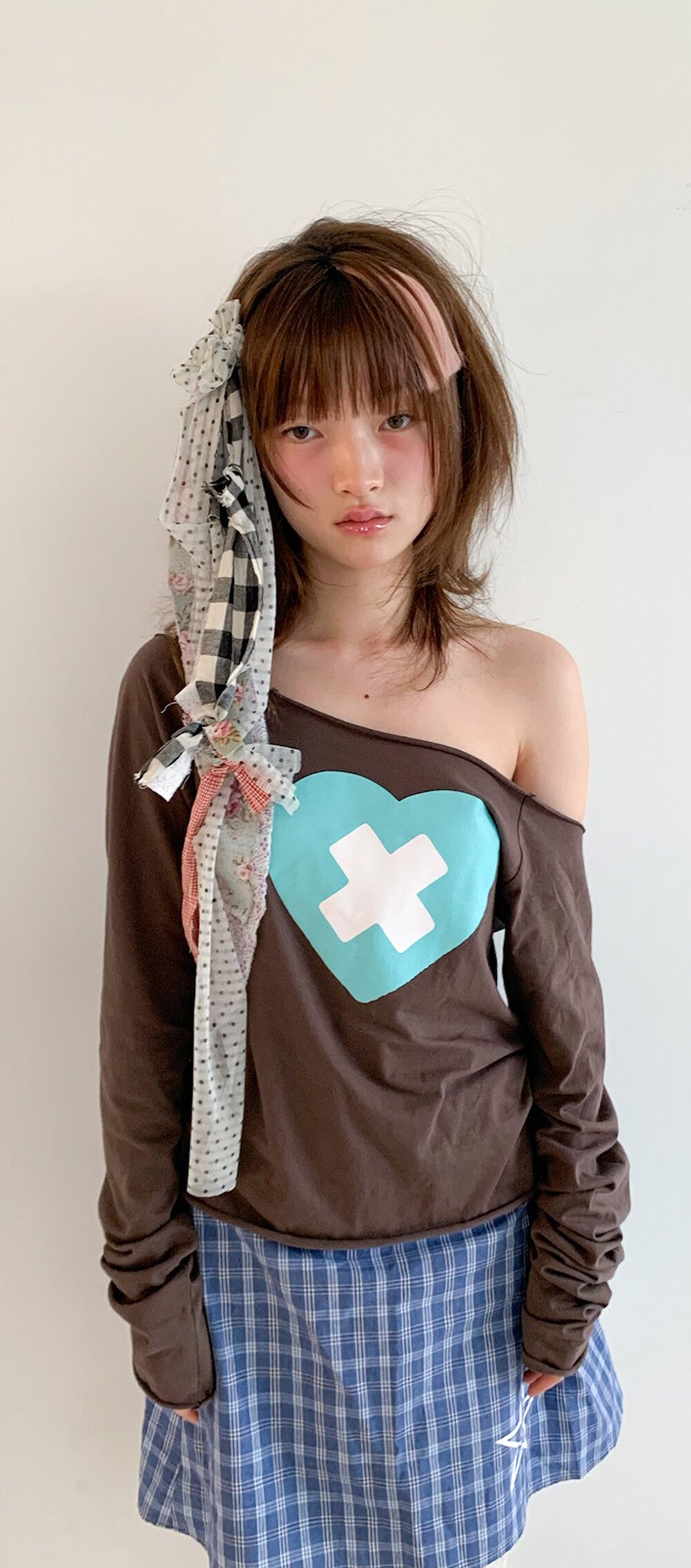 FAERIE CROSS HEART CUT OFF T SHIRT CREAM/PINK/BROWN [ILLIT WEARS]