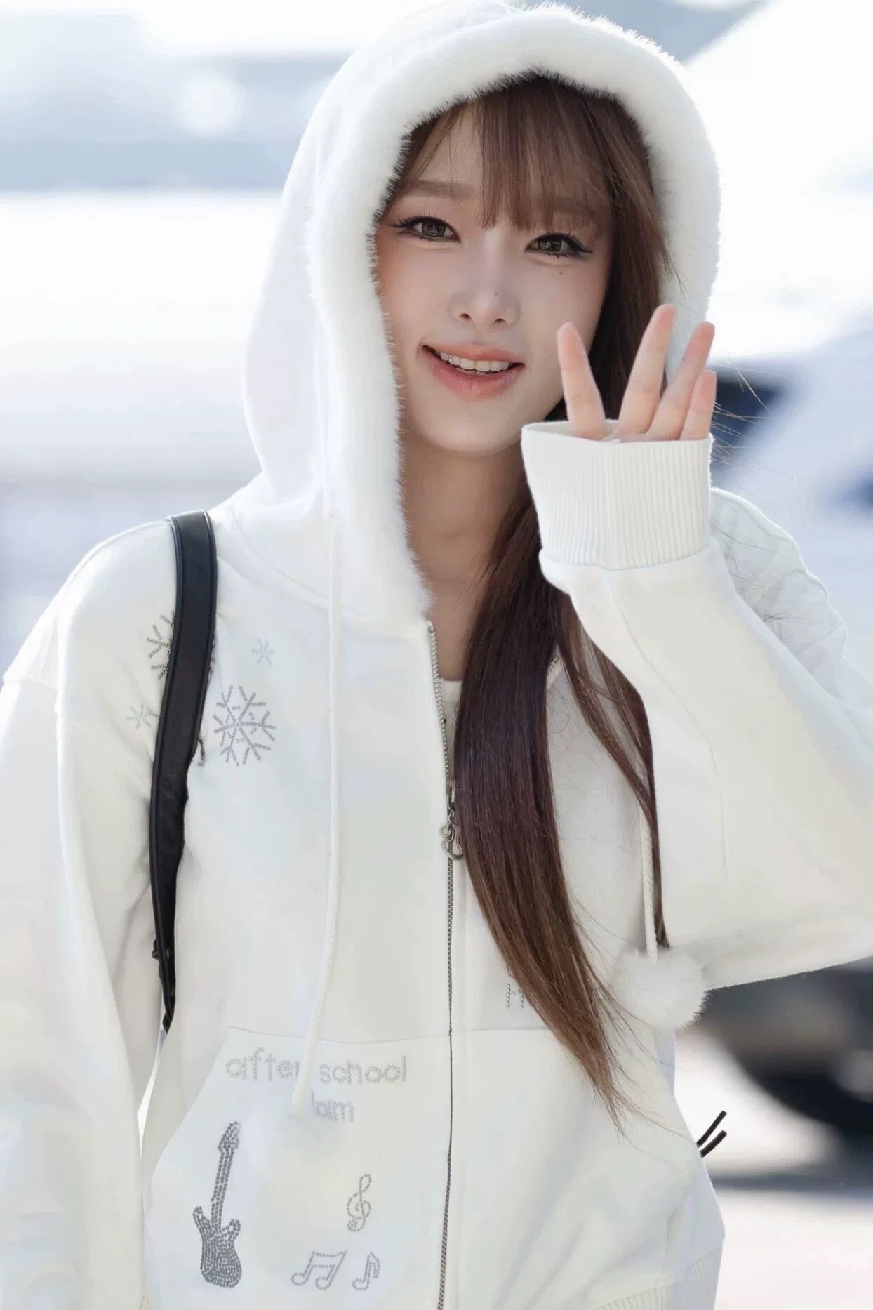 HUGYOURSKIN HOTFIX FUR HOODIE ZIP UP WHITE [HAEWON,YENA WEARS]