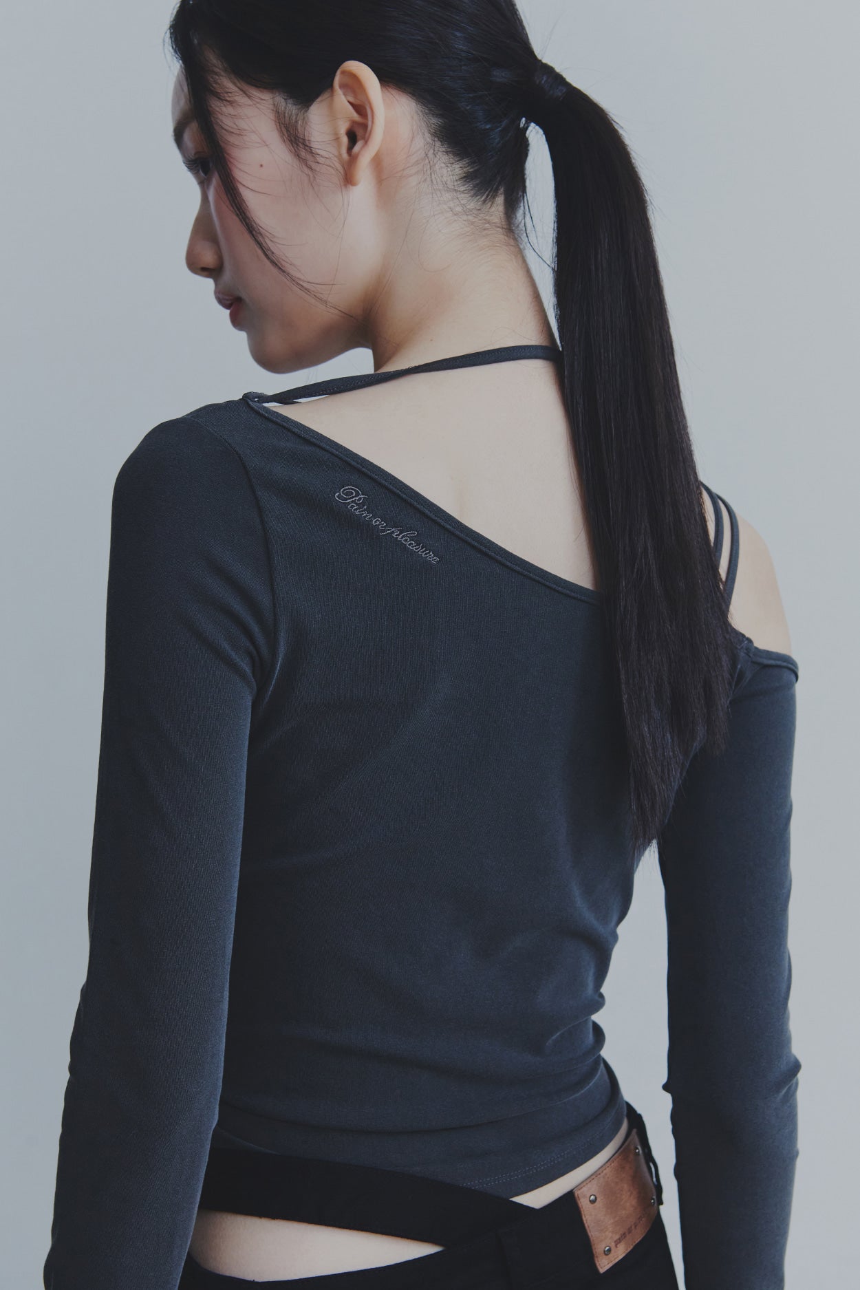PAINORPLEASURE ROBY HOOK LONG SLEEVE CHARCOAL