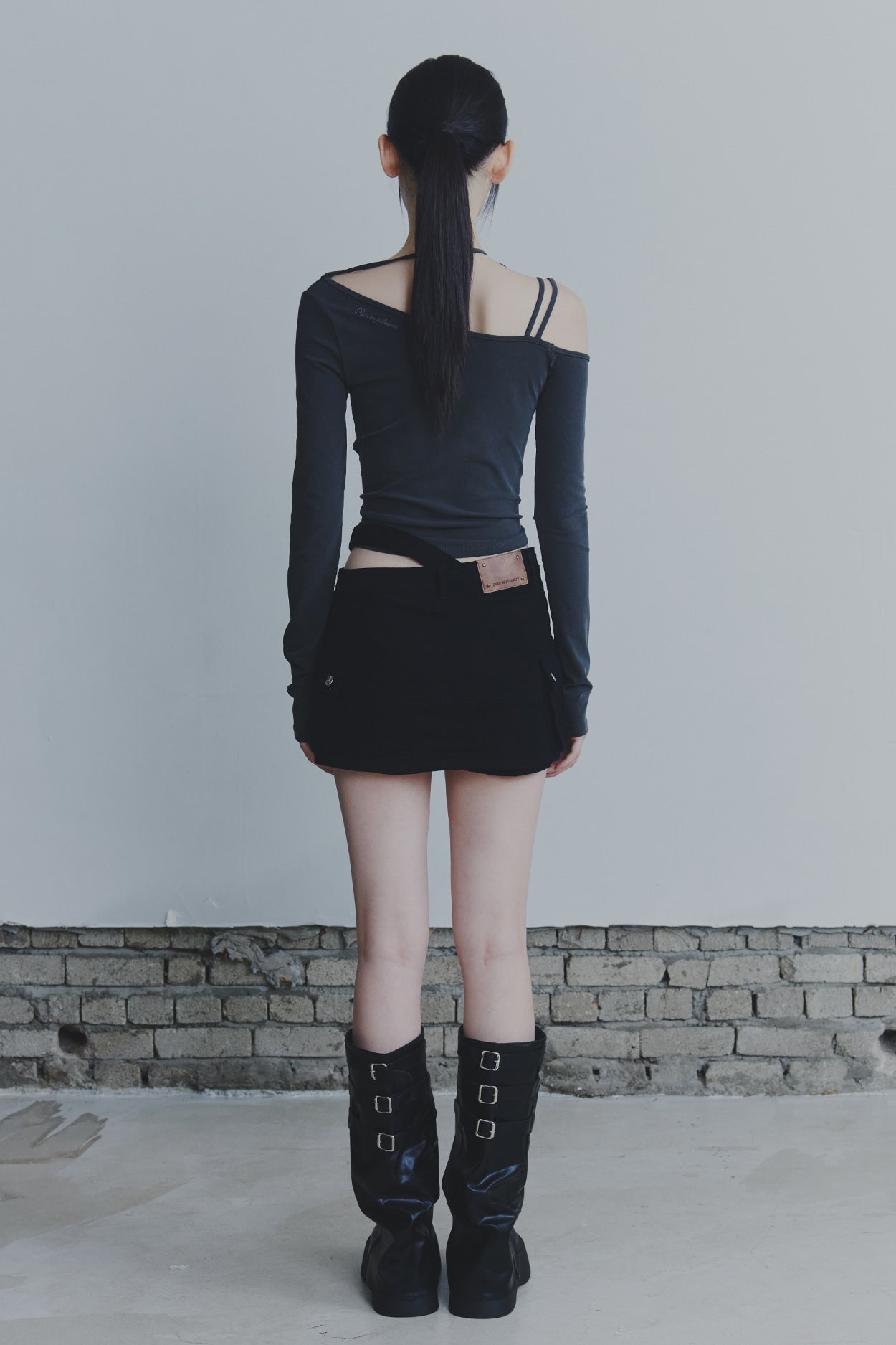 PAINORPLEASURE ROBY HOOK LONG SLEEVE CHARCOAL