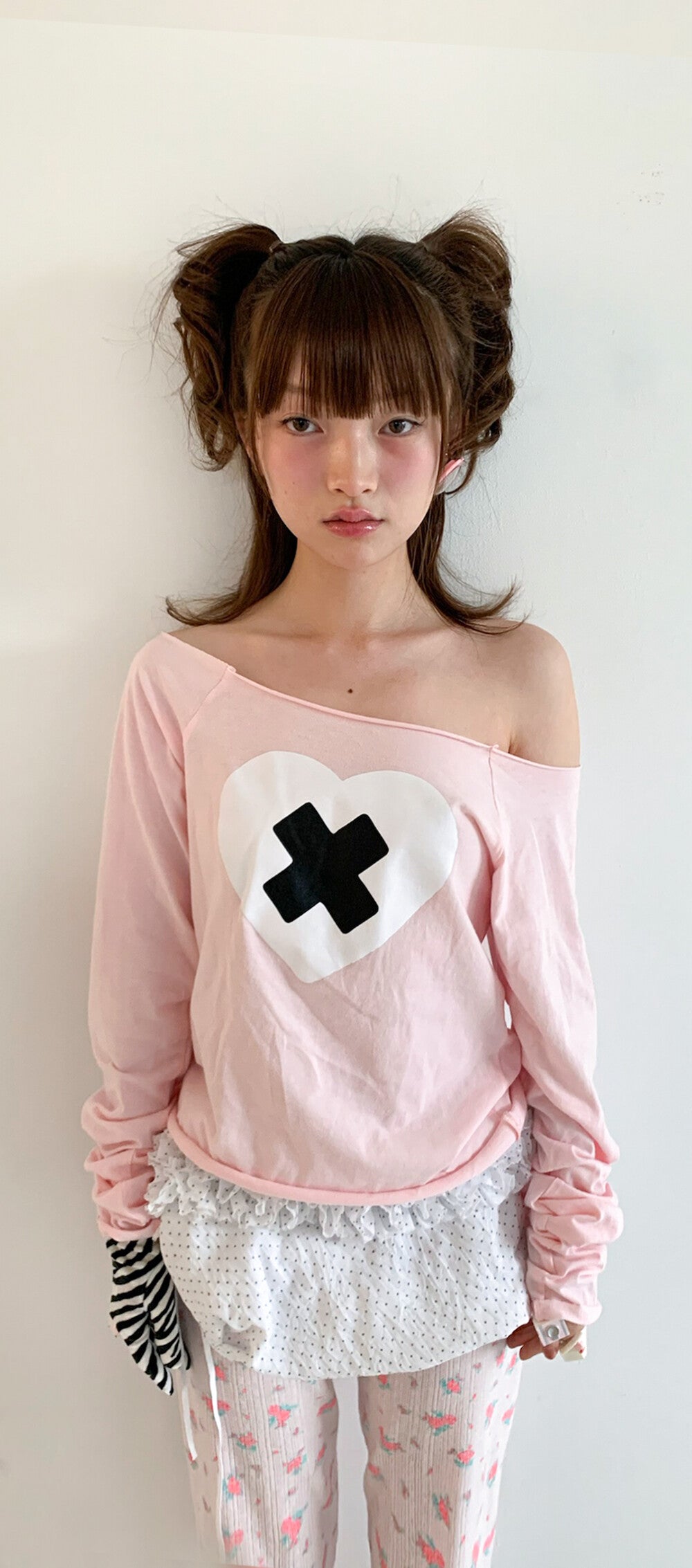 FAERIE CROSS HEART CUT OFF T SHIRT CREAM/PINK/BROWN [ILLIT WEARS]