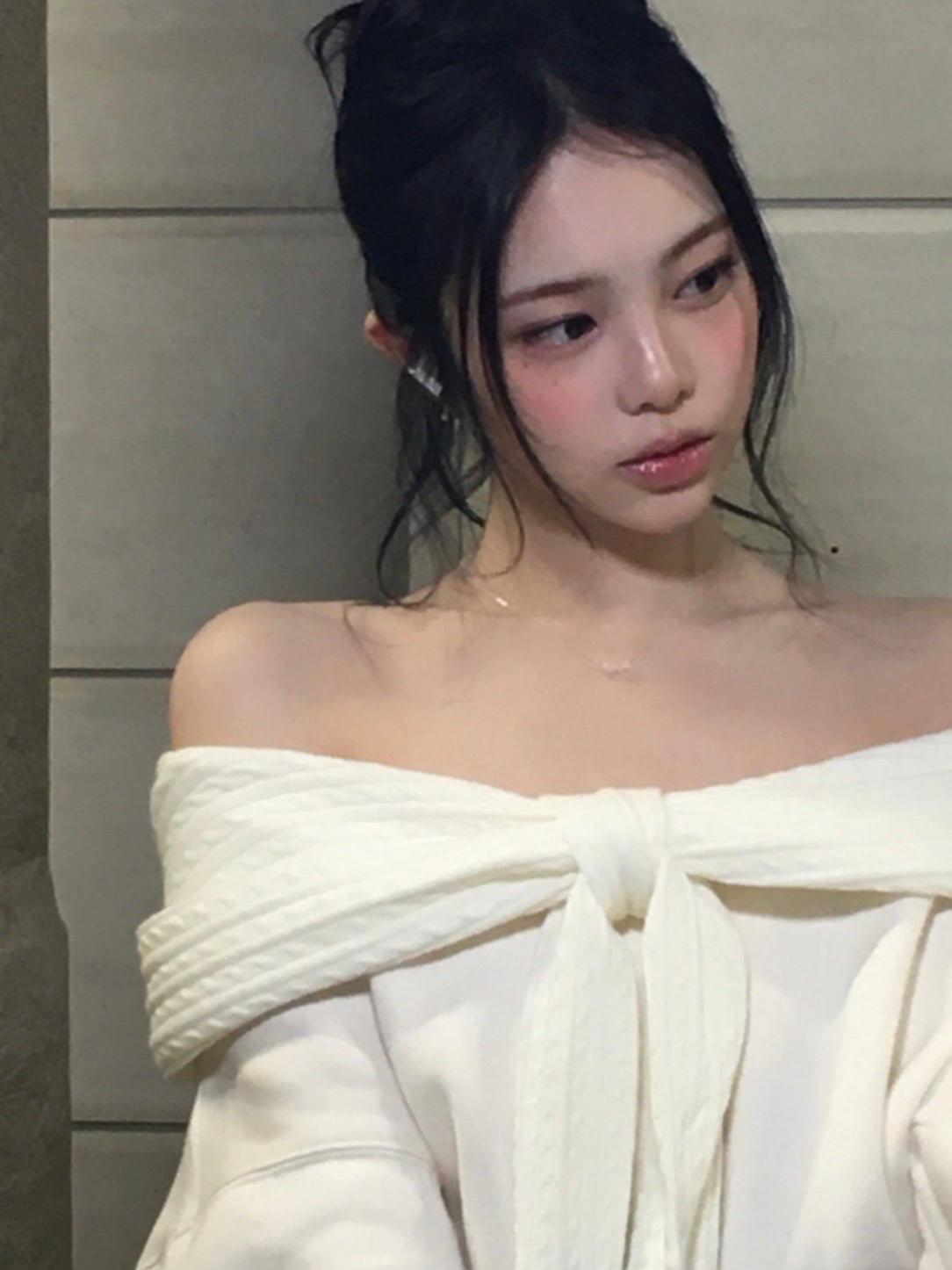 THETIS TWO-WAY RIBBON OFF SHOULDER HOODIE WHITE [SOMI, IAN WEARS]