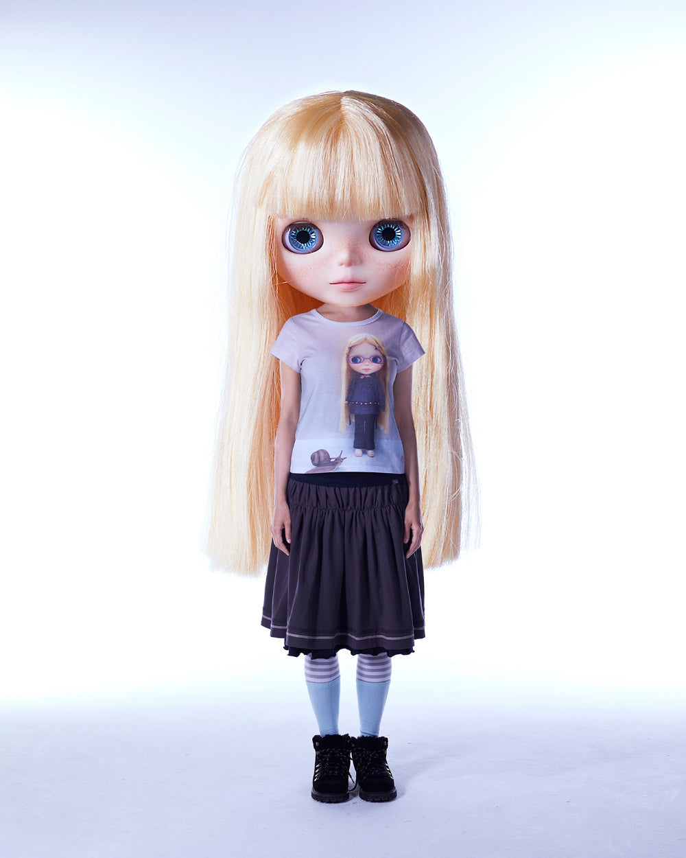 COYSEIO X BLYTHE GRAPHIC T-SHIRT LIGHT BLUE