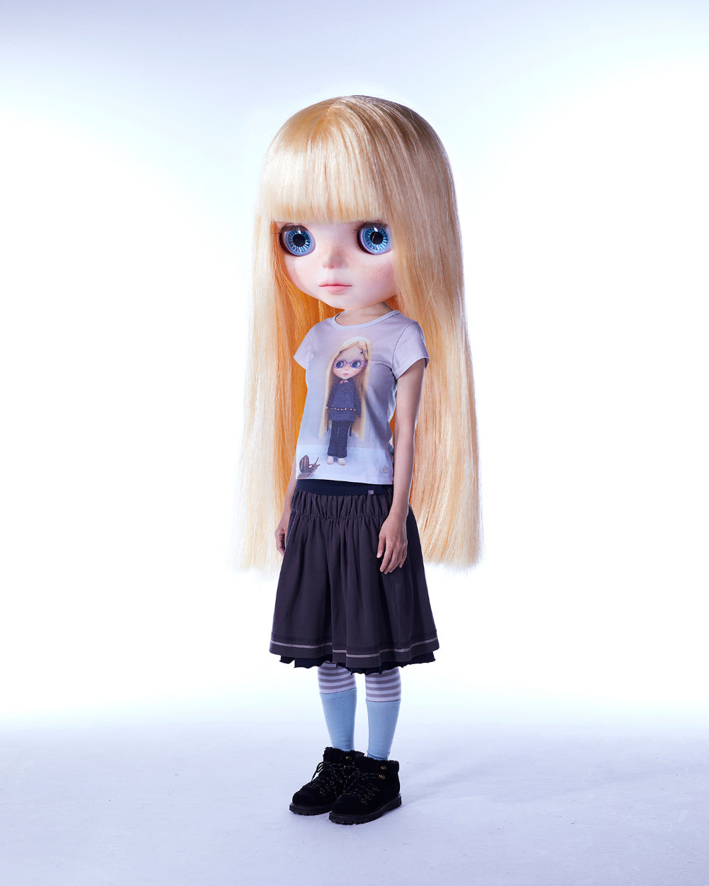 COYSEIO X BLYTHE GRAPHIC T-SHIRT LIGHT BLUE