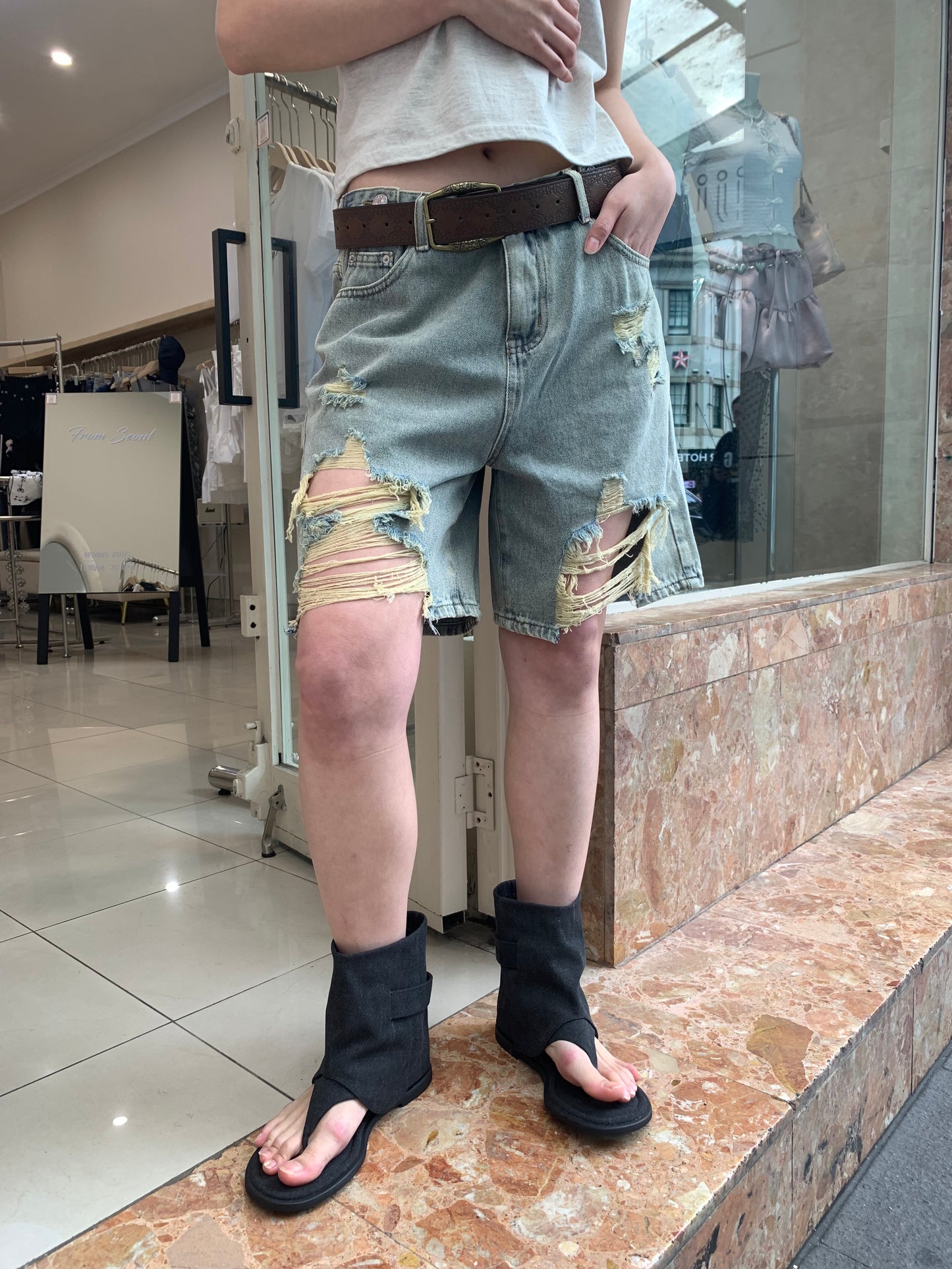 Vintage ripped bermuda jeans